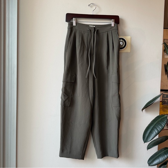 Aritzia Wilfred Shift Cargo PantRelaxed barrel-leg crepe cargo pants